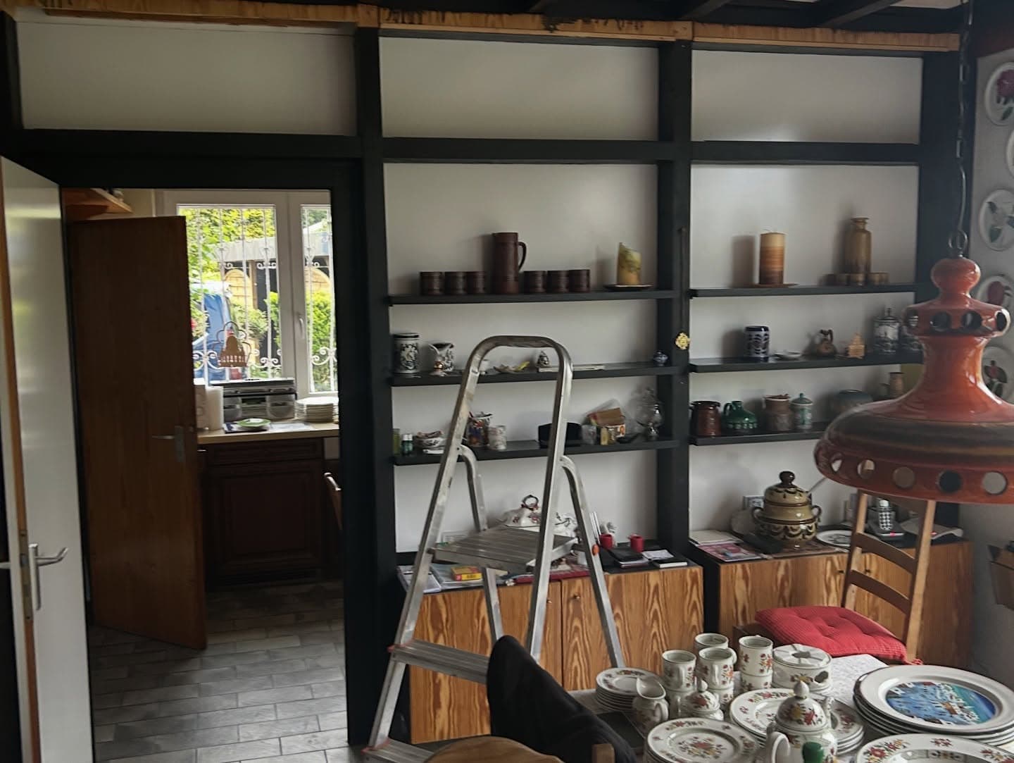 Küche mit alter Holzwand zum Wohnzimmer vor dem Umbau